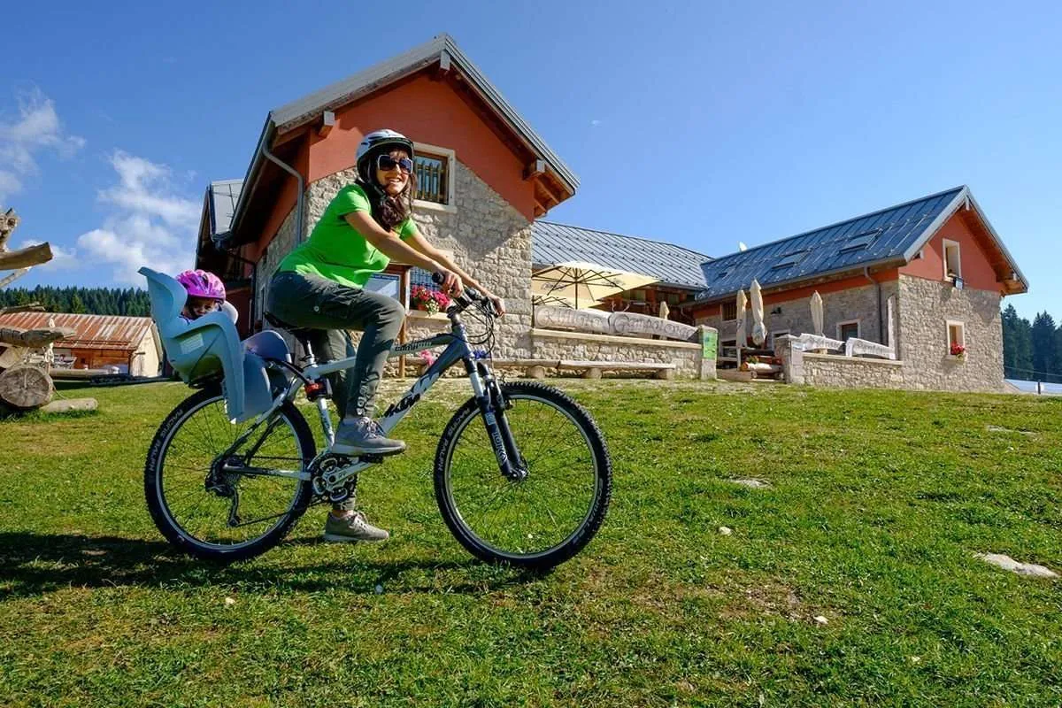 Rifugio Campolongo con area giochi e prato