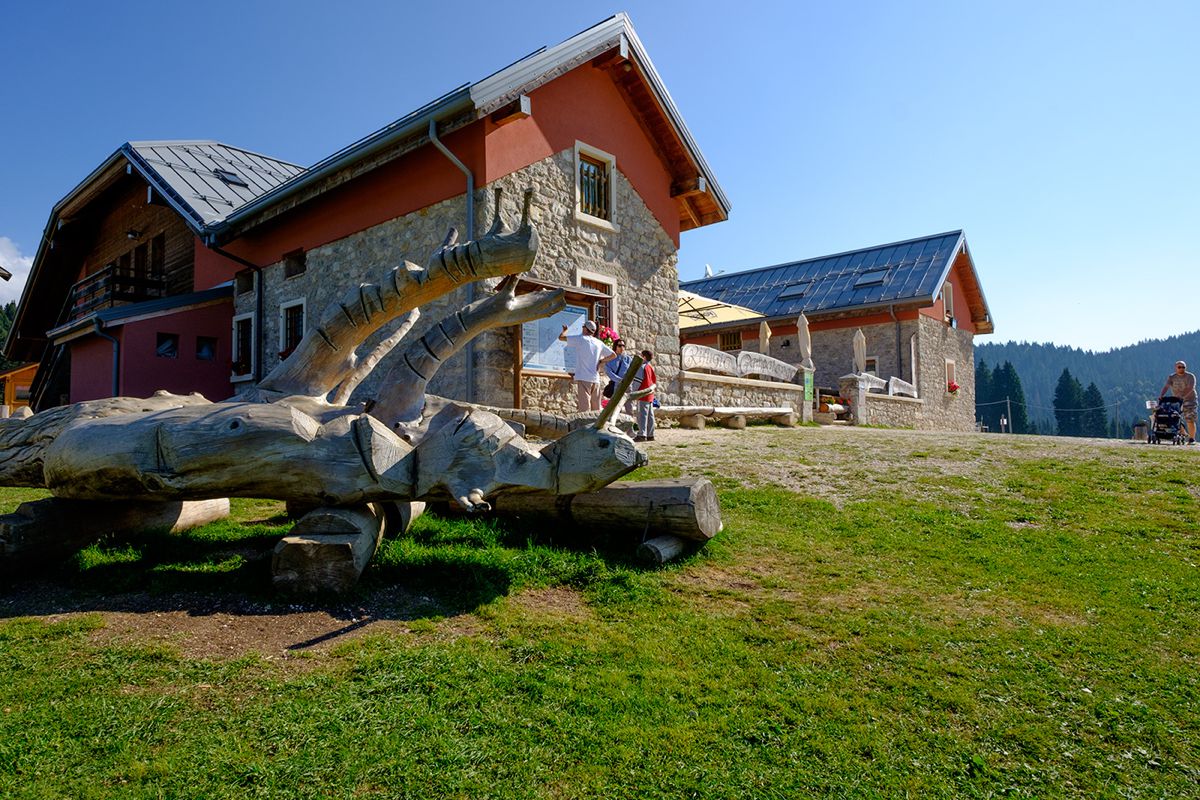 Dettaglio del Rifugio Campolongo con scultura in legno